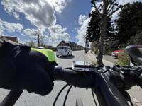 Er blot et eksempel på at bilister med jævne mellemrum parkere på cykelstierne. Især når de som her blot er malet på vejen. I det her tilfælde er bilen så lille og holder så langt mod venstre, at det ikke er  et stort problem.
